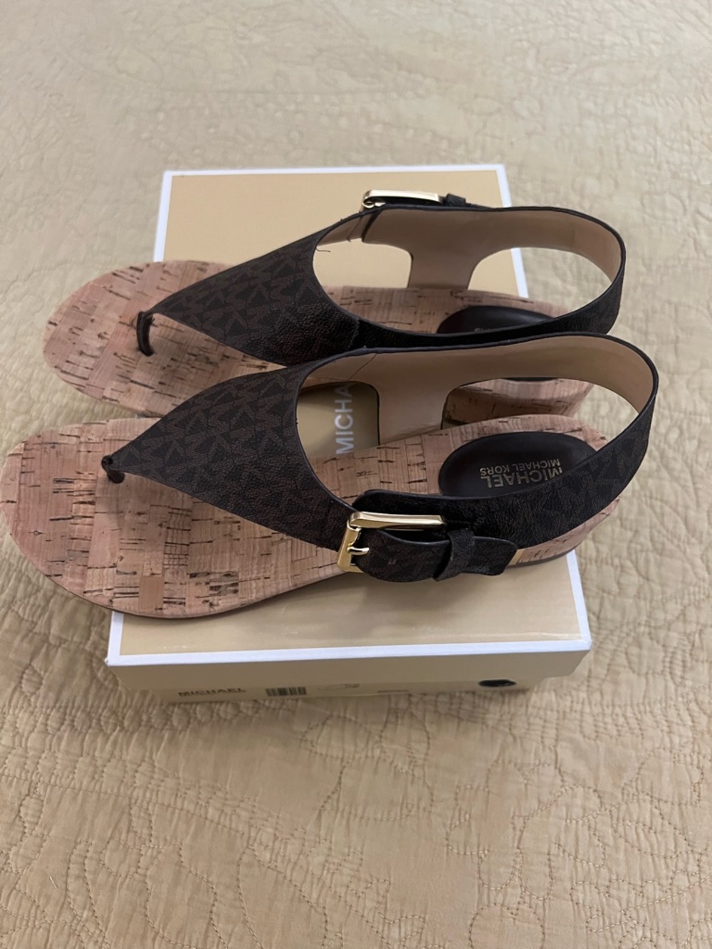 NIB Michael Kors London Thong Cork-Accent Sandals with Gold Buckle  size 11M - Picture 2 of 6
